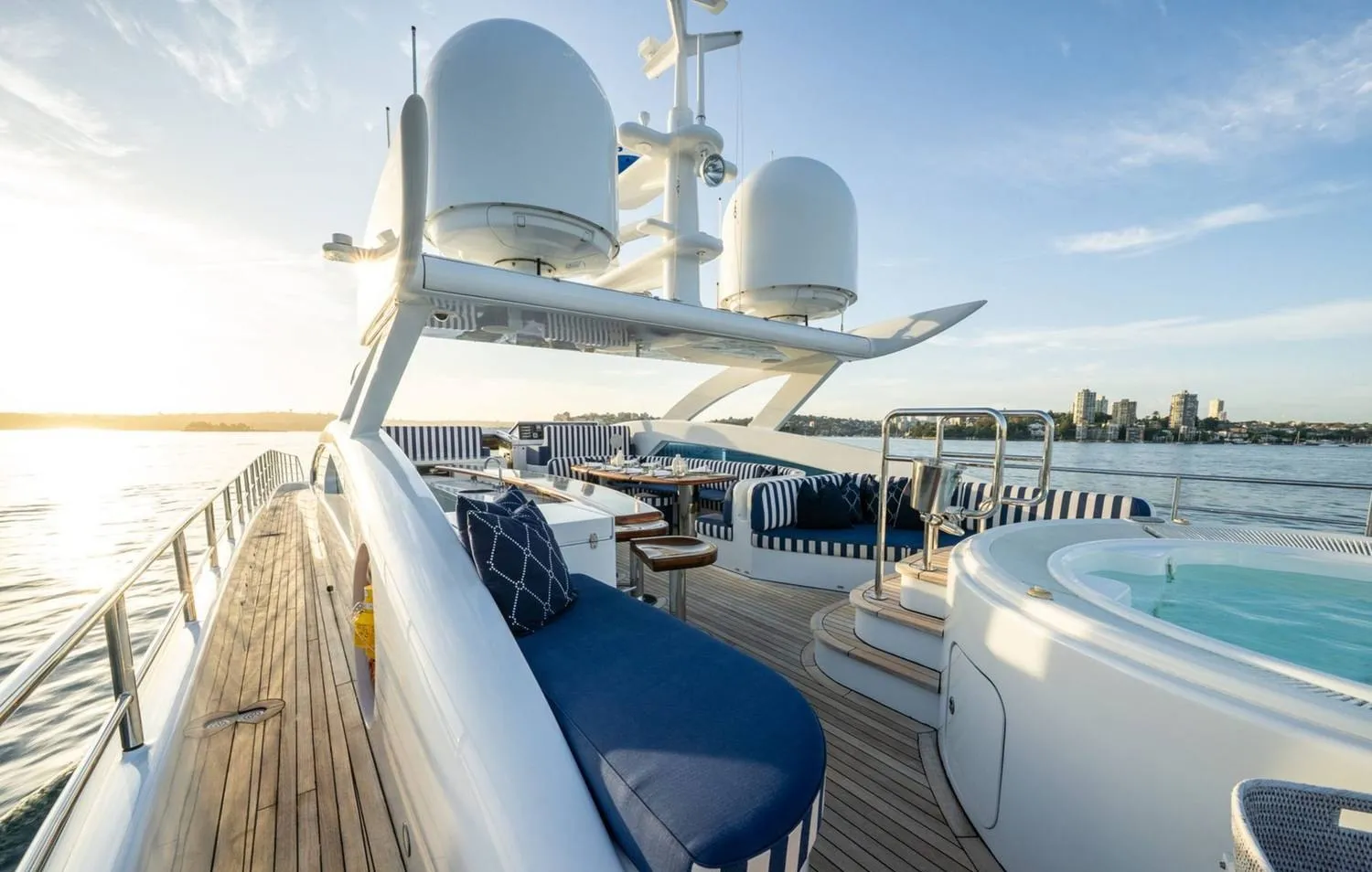 Sun deck spa pool of M/Y Lumir